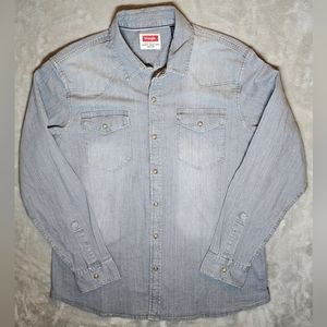 Wrangler Men's Vintage Pearl Snap Jean Button up shirt Large Blue denim.